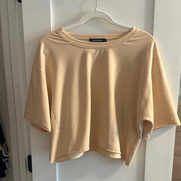 BE COOL Tops - Cropped Women's Beige Short Sleeve Tee